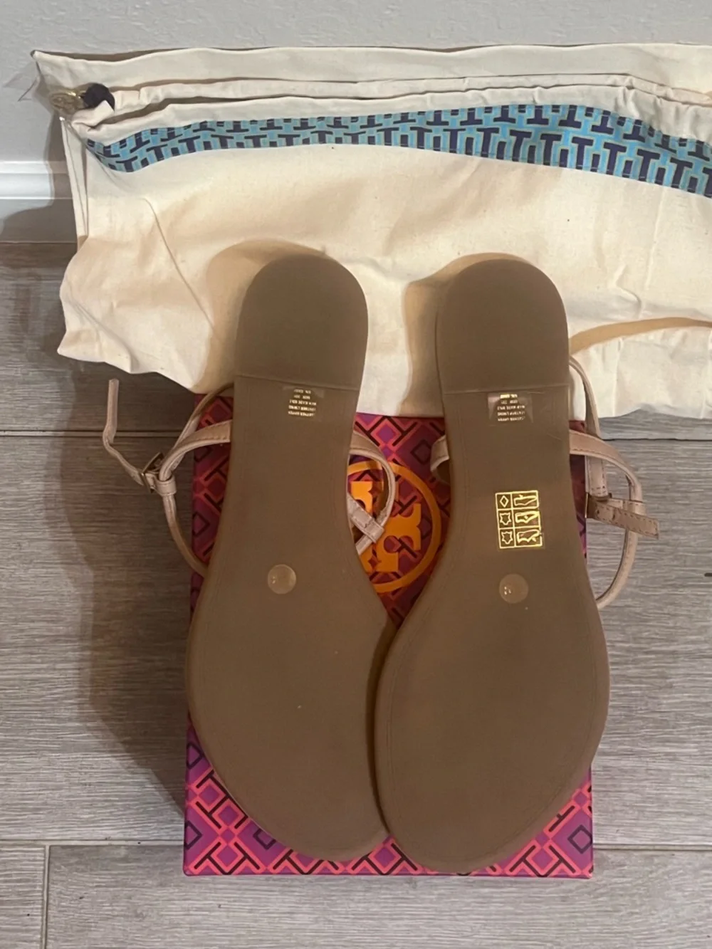 Tory Burch Light Makeup Leather T-Strap Logo Sandal - Picture 3 of 3
